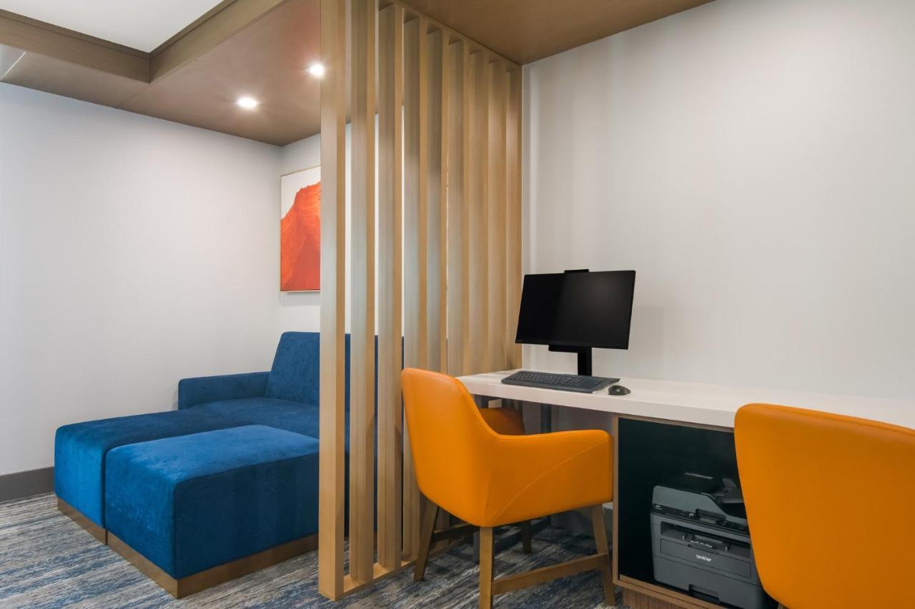 Holiday Inn Express & Suites - Springdale - Fayetteville Area Bagian luar foto